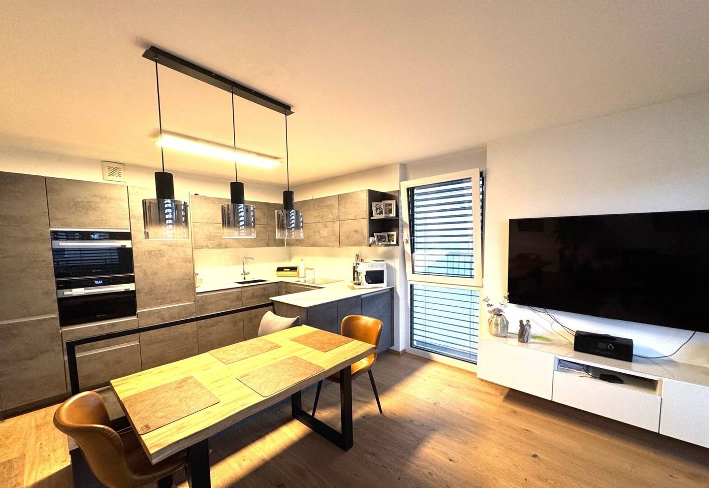 Nearly new 3-room apartment with south balcony and underground parking in Hall-Schönegg