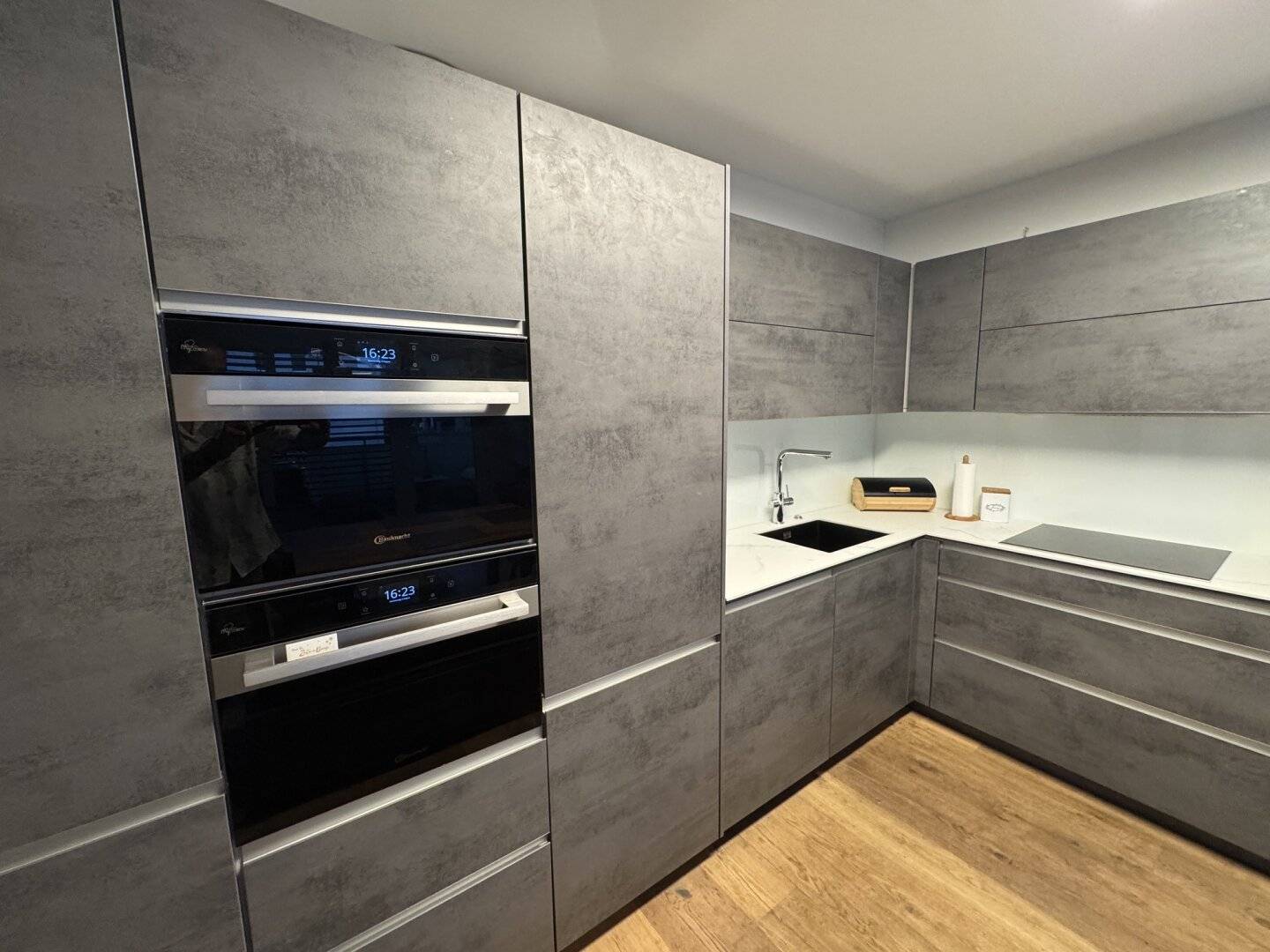 Nearly new 3-room apartment with south balcony and underground parking in Hall-Schönegg