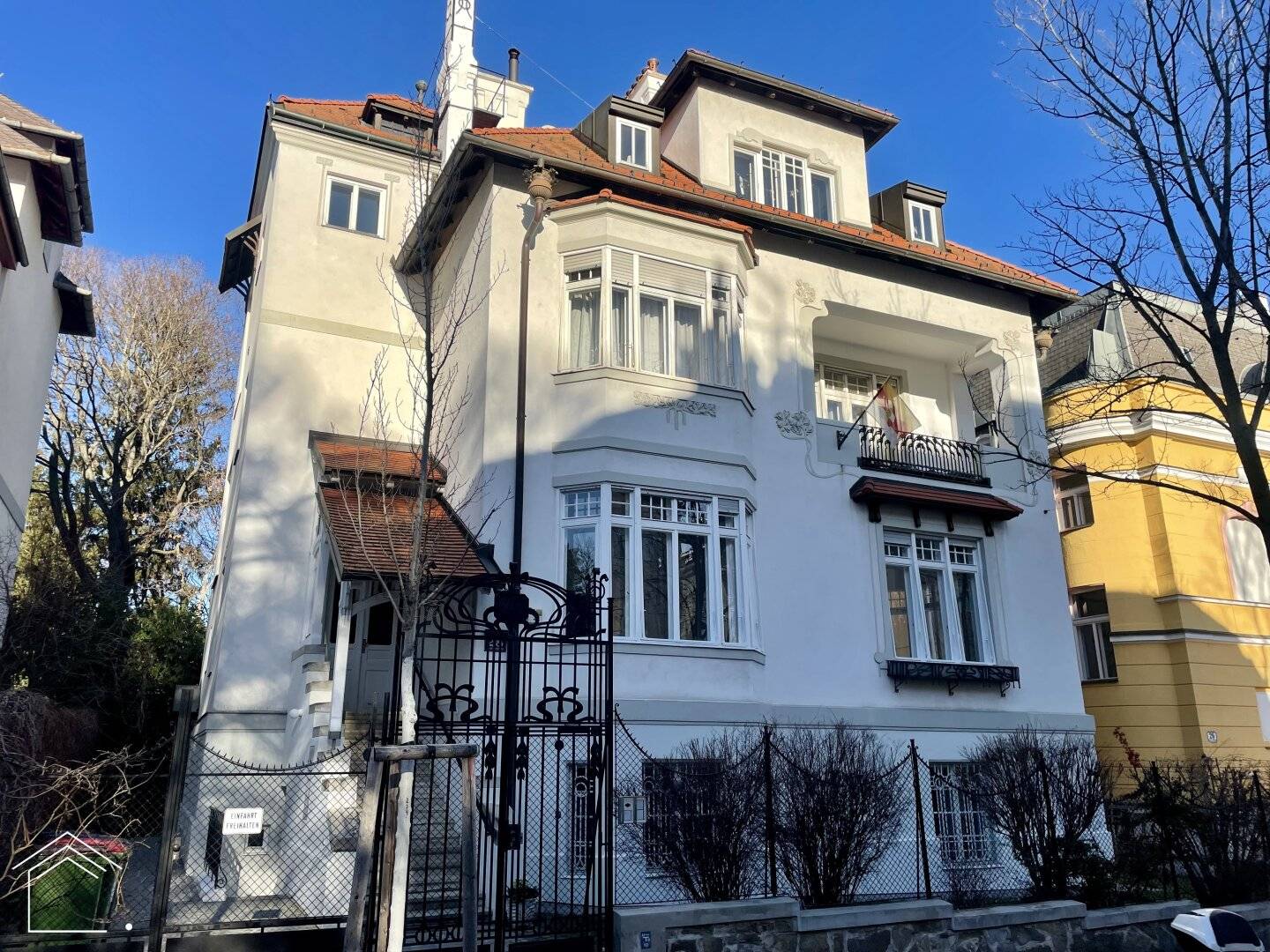 First occupancy after stylish renovation - old building apartment in beautiful period villa - a home for discerning standards