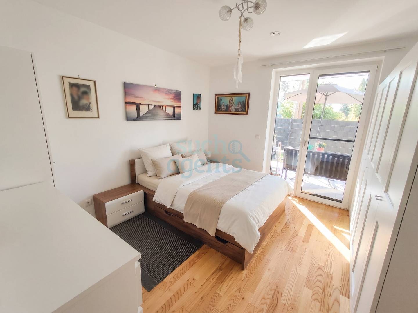 Modern ground floor apartment with private garden and south terrace