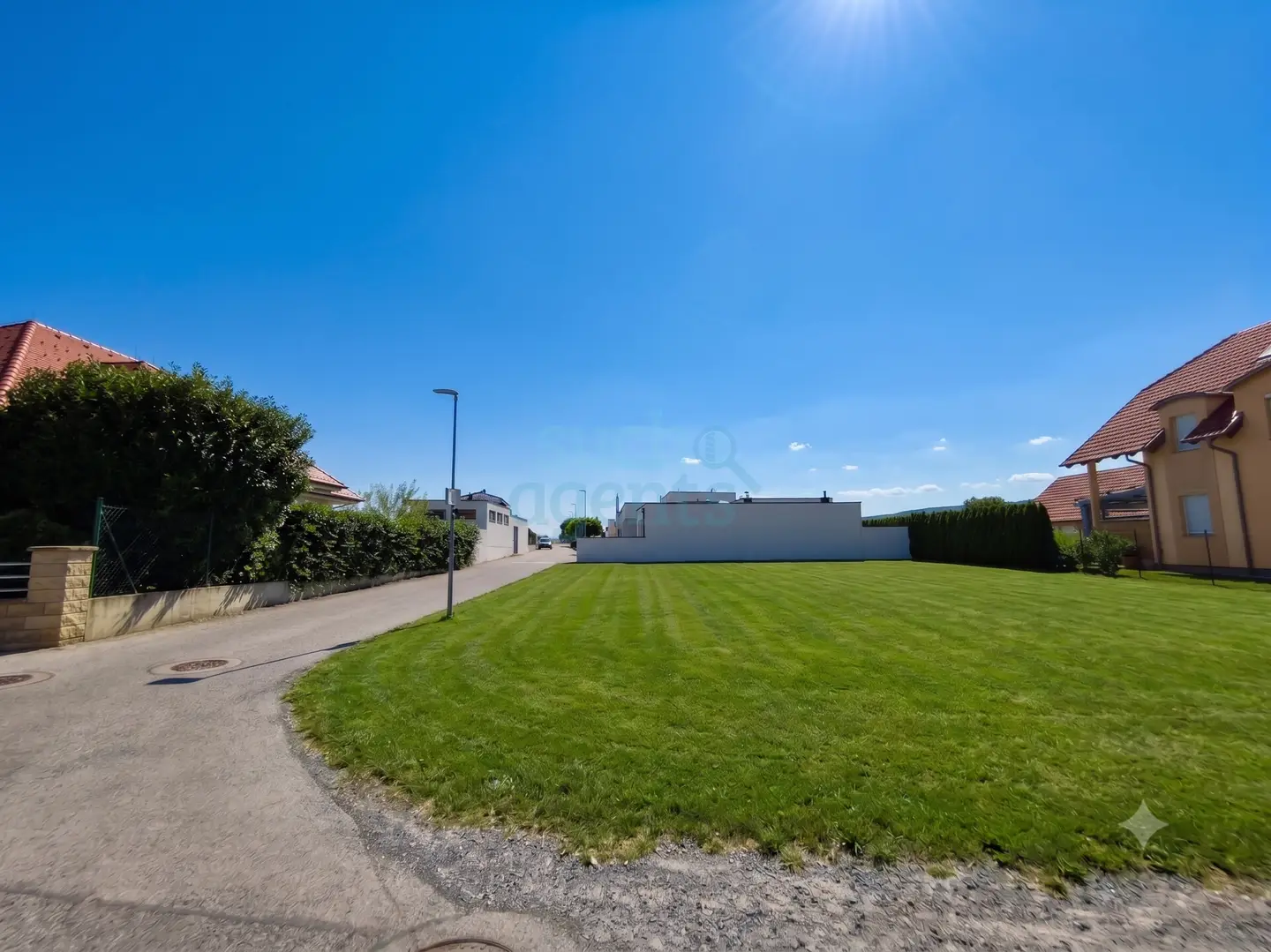 Level corner building plot in quiet residential area Apartment