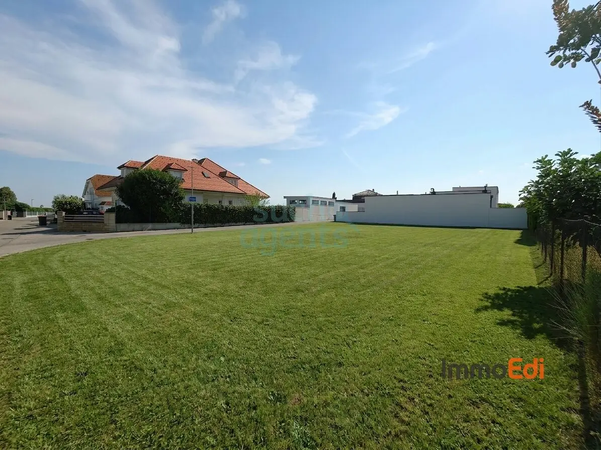 Level corner building plot in quiet residential area Apartment