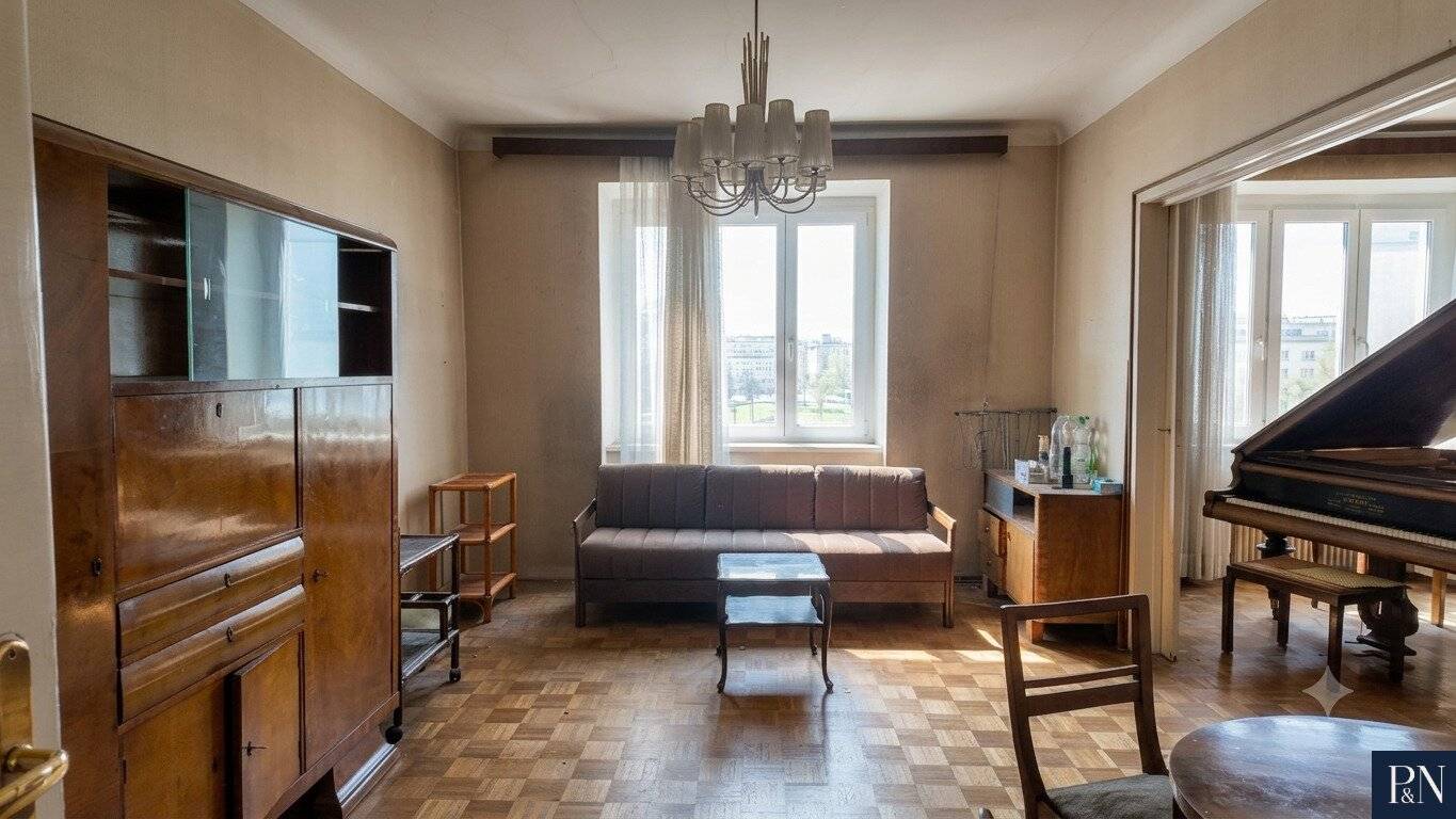 Renovation-needing 3-room apartment with potential, directly at Südtiroler Platz / near Central Station