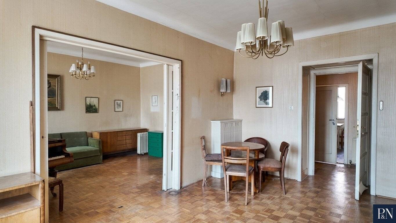 Renovation-needing 3-room apartment with potential, directly at Südtiroler Platz / near Central Station