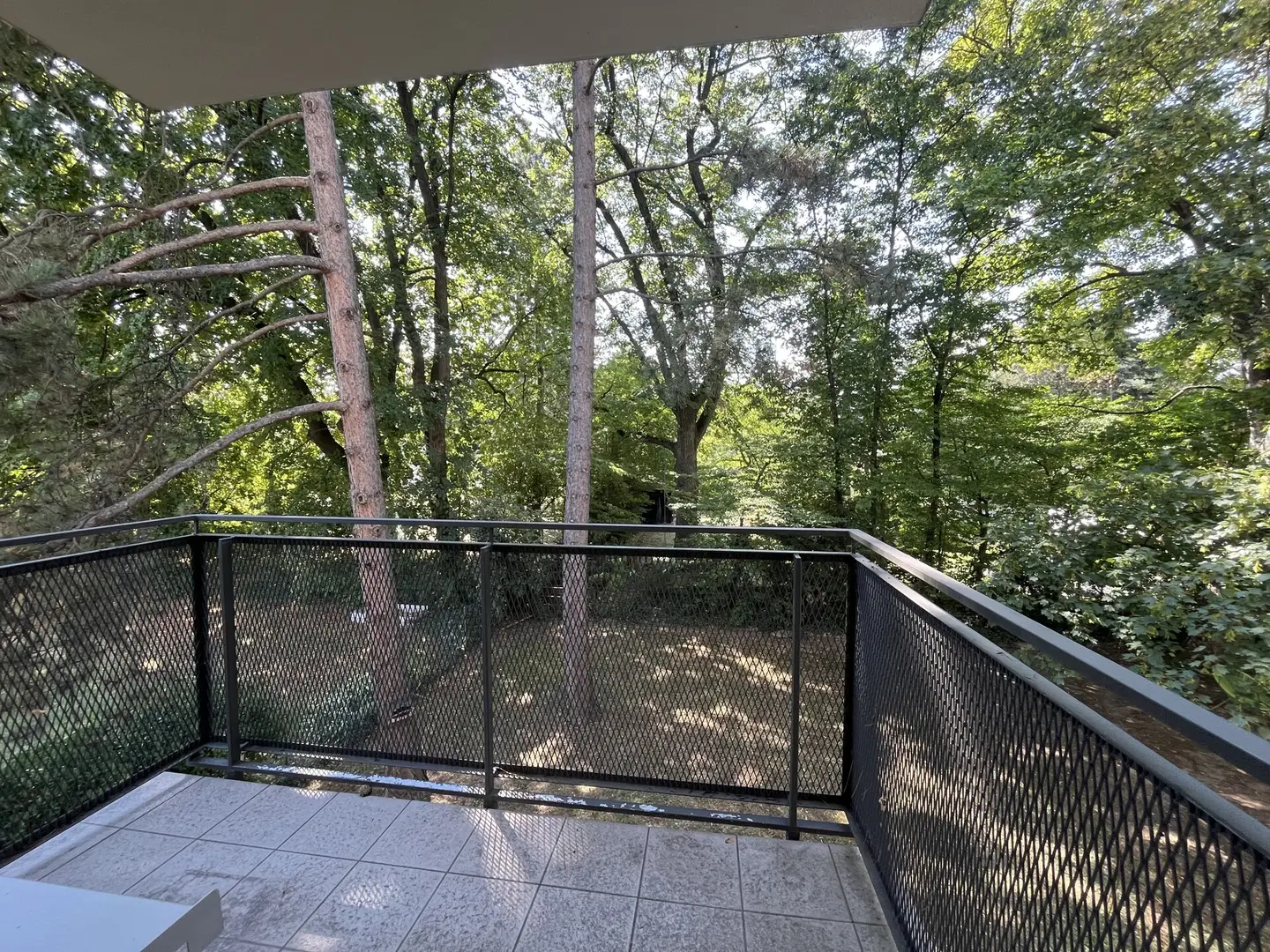 Bright Garçonnière in green quiet location with west balcony
