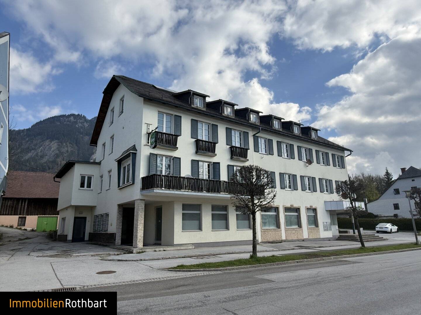 Bestandshaus mit großem Parkplatz in zentraler Lage!