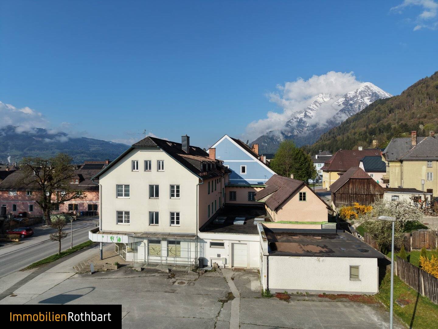 Bestandshaus mit großem Parkplatz in zentraler Lage!