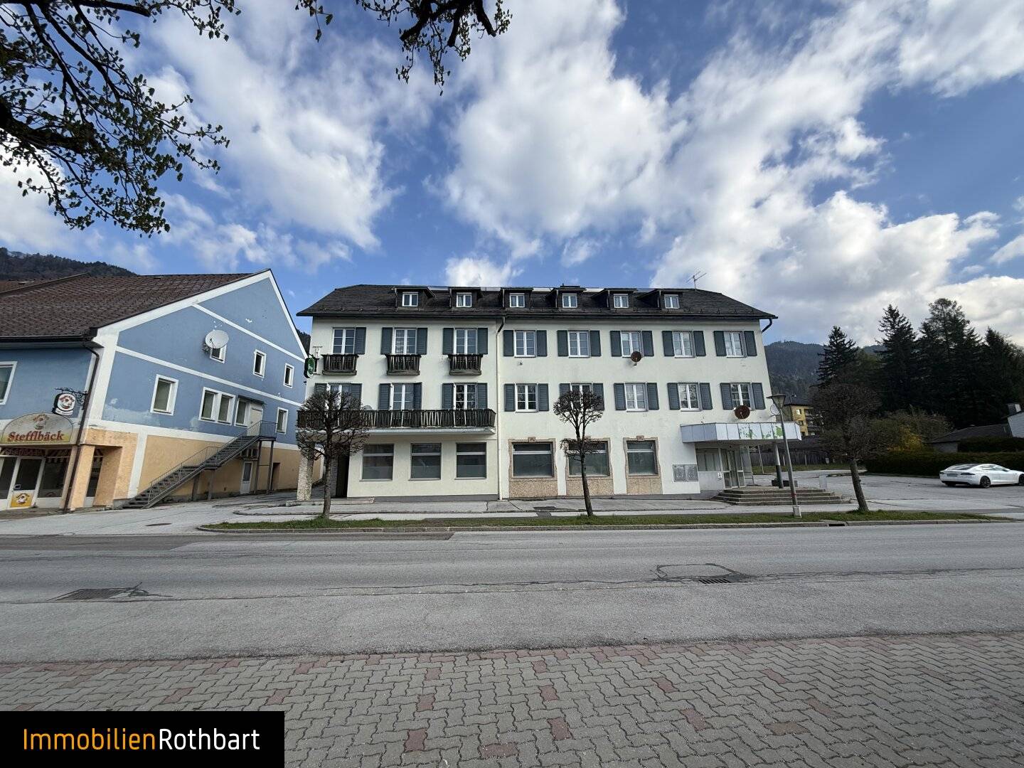 Bestandshaus mit großem Parkplatz in zentraler Lage!