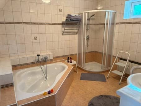 Gepflegte Familienwohnung mit großem Garten und Garage