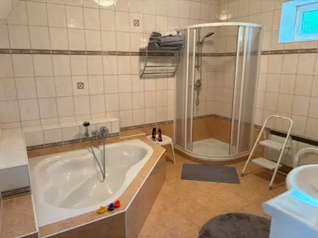 Gepflegte Familienwohnung mit großem Garten und Garage