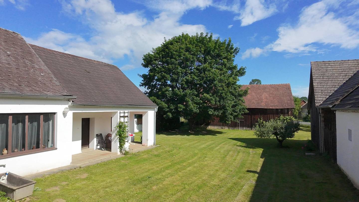 Gepflegte Familienwohnung mit großem Garten und Garage