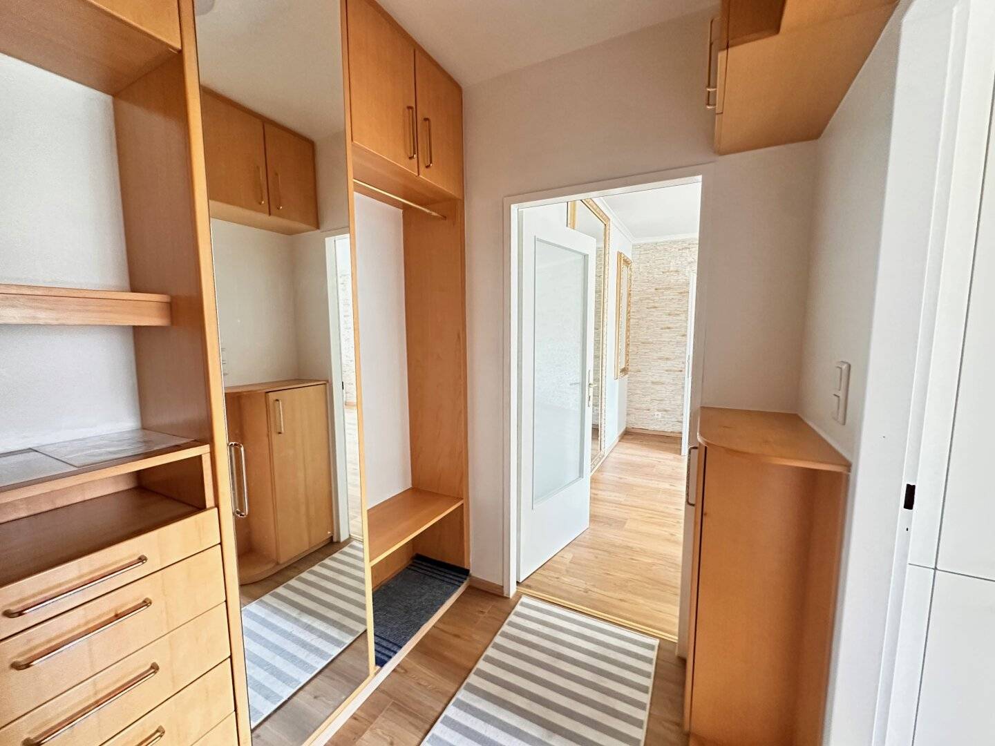 First occupancy after renovation – bright 3-room apartment with elevator and garage parking space in Klosterneuburg