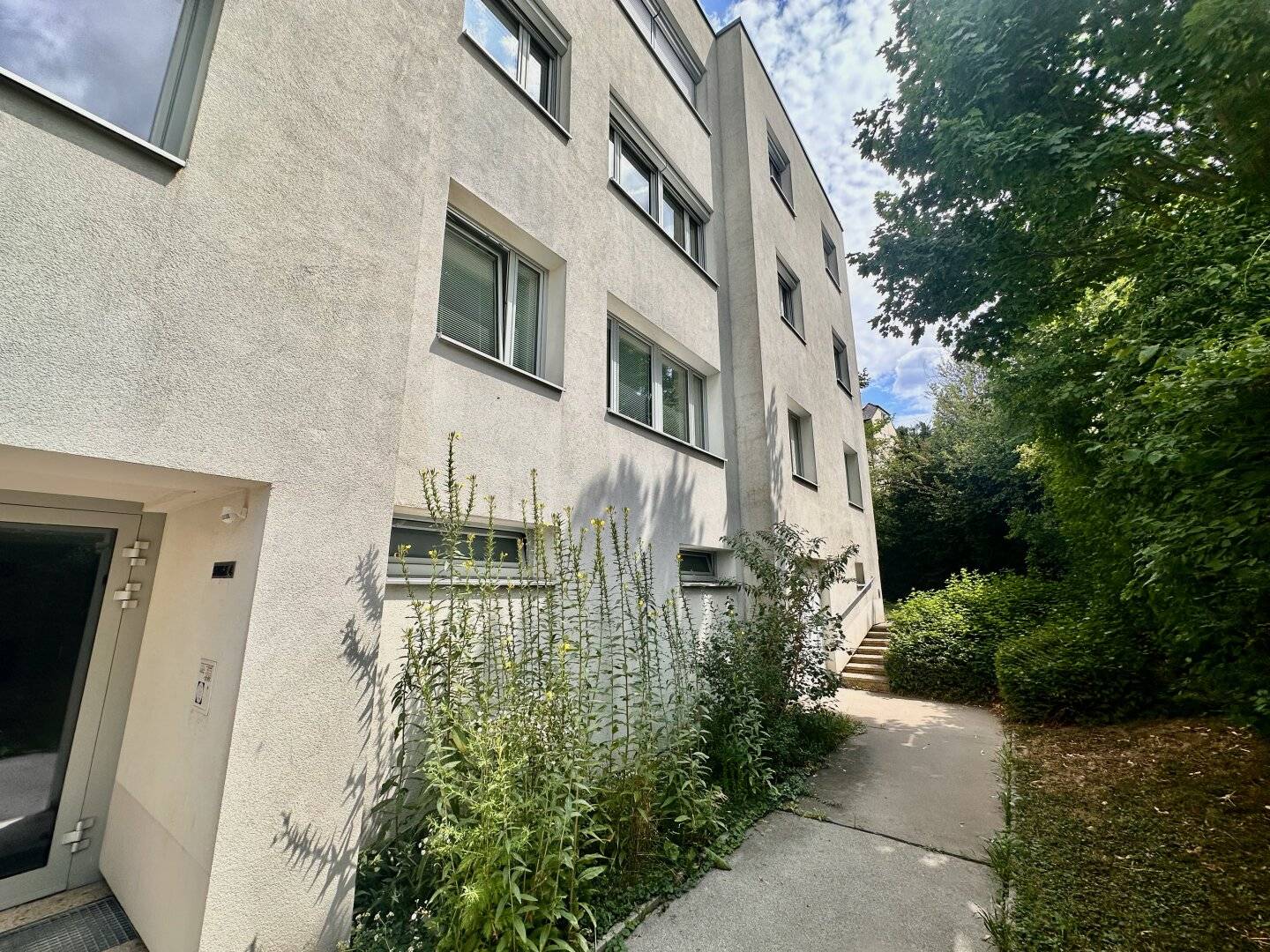 First occupancy after renovation – bright 3-room apartment with elevator and garage parking space in Klosterneuburg