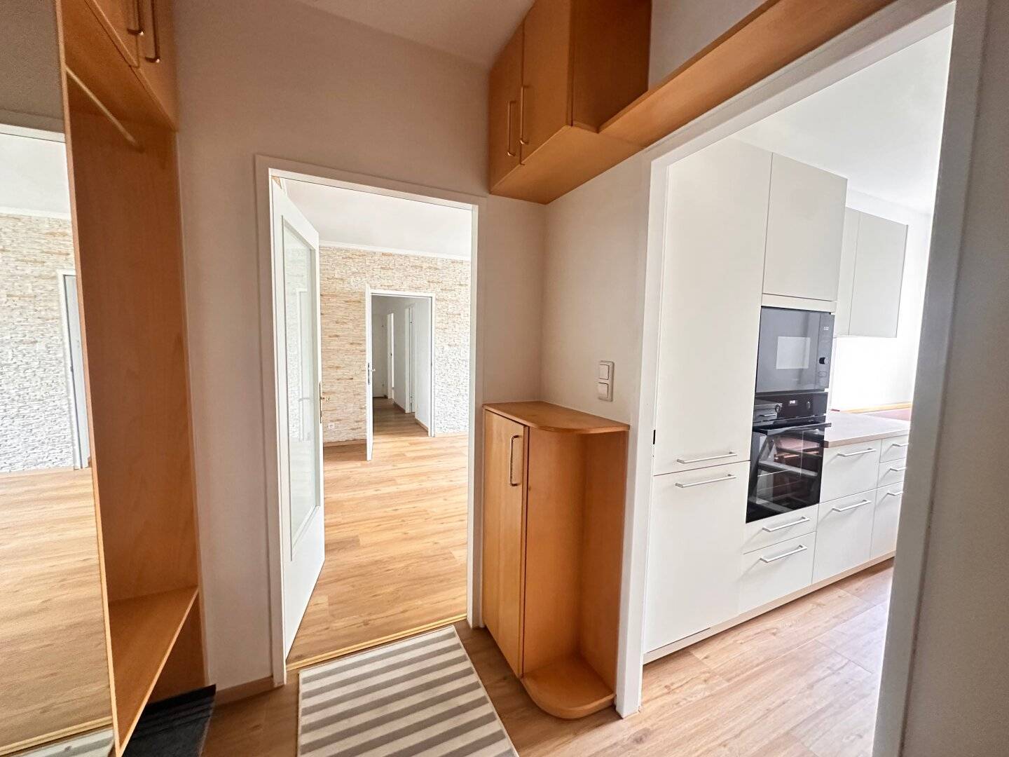 First occupancy after renovation – bright 3-room apartment with elevator and garage parking space in Klosterneuburg