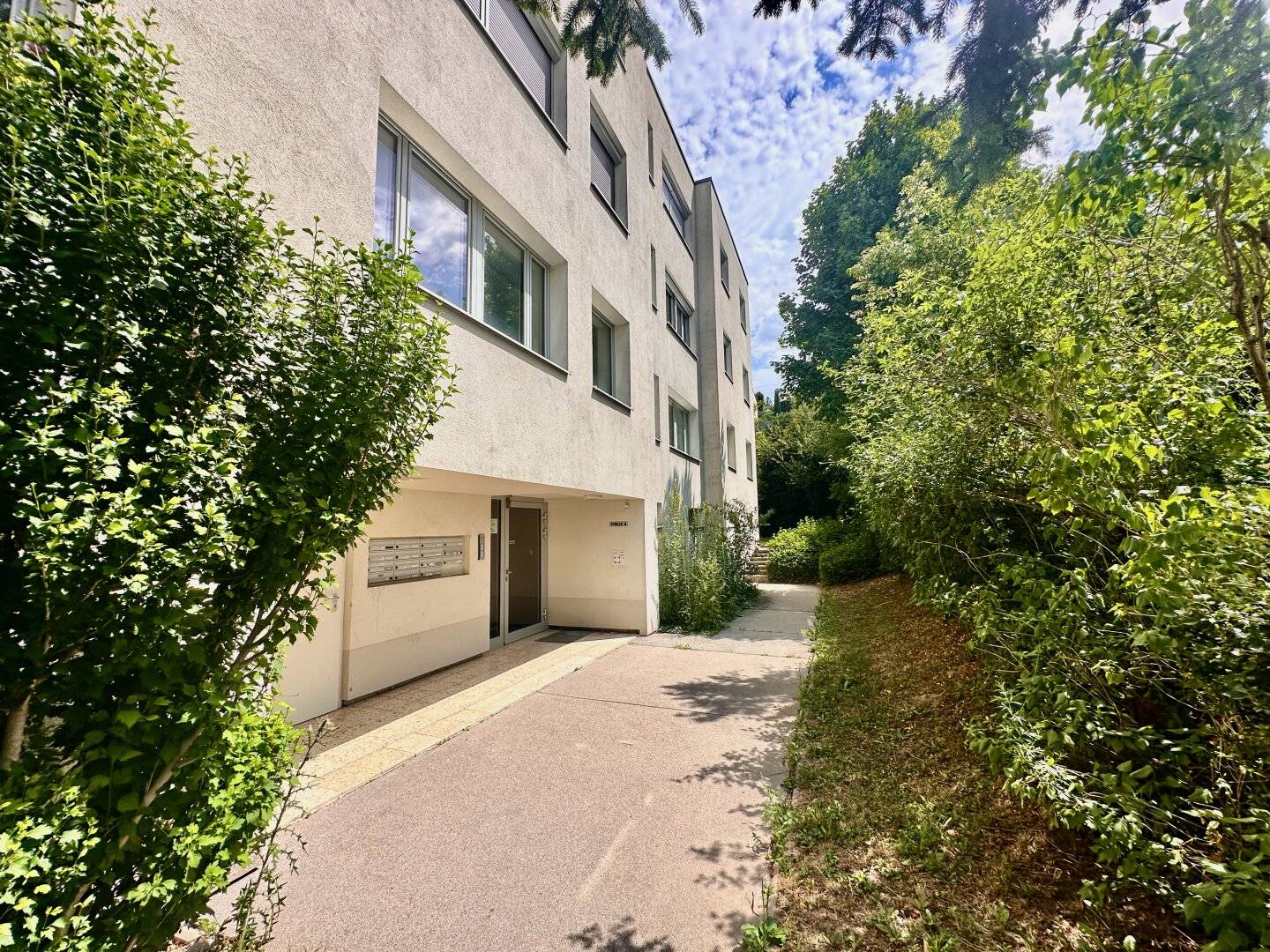 First occupancy after renovation – bright 3-room apartment with elevator and garage parking space in Klosterneuburg