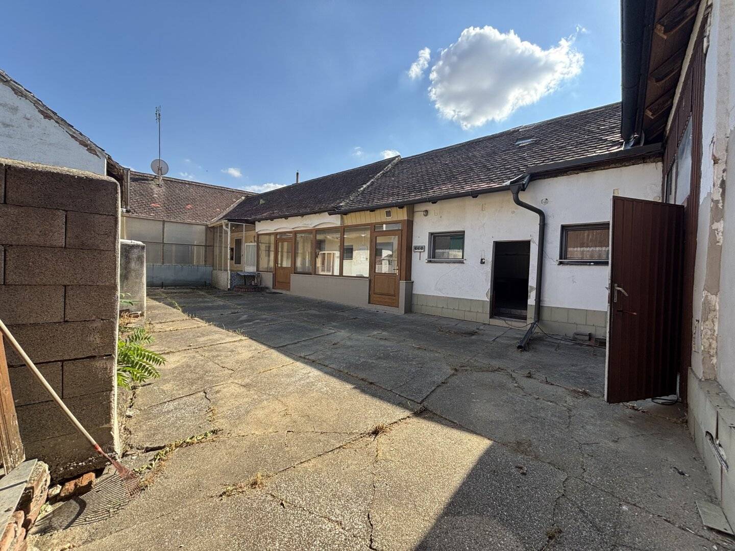 Geräumiges Bauernhaus mit ausgebauter 100m² Halle Nahe Laa/Thaya - für nur 129.000