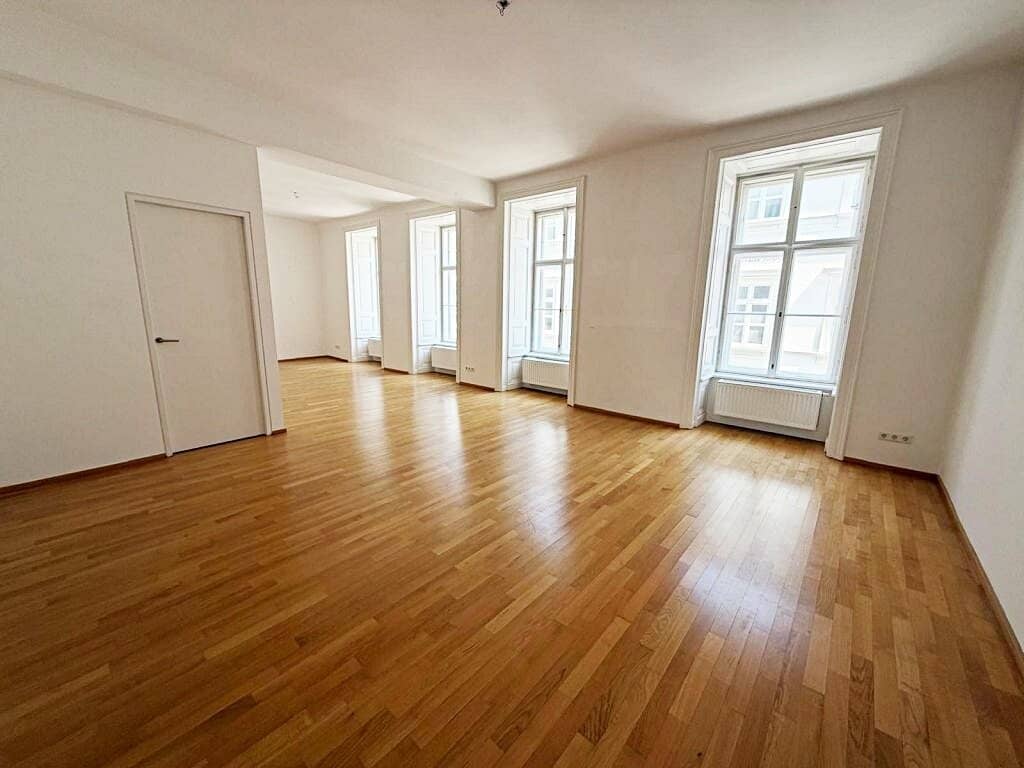 SIEBENSTERNGASSE, MQ-NÄHE, gepflegte 133 m2 Altbau mit 5 m2 Balkon, 3 Zimmer, Küche, 2 Bäder, Parketten, 2. Liftstock