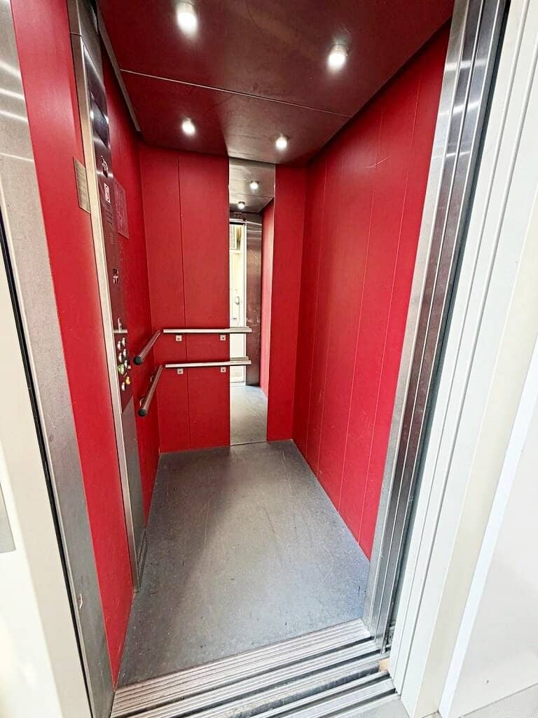 MQ proximity, Siebensterngasse, well maintained 133 m2 old building office / law firm, 3 rooms, balcony, ancillary rooms, parquet flooring, 2nd floor with elevator