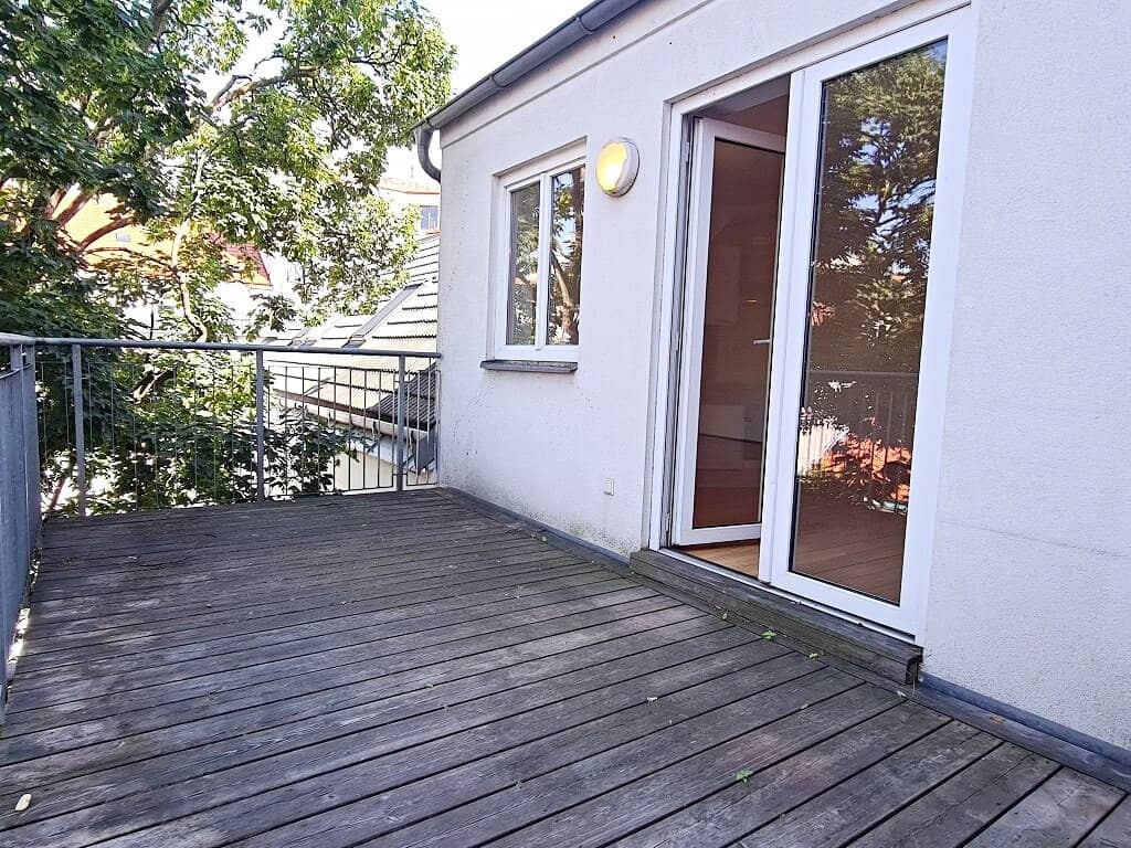GRÜNBLICK, 78 m2 Altbau mit 14 m2 Balkon, 2 Zimmer, Komplettküche, Wannenbad, Parketten, Speckbachergasse