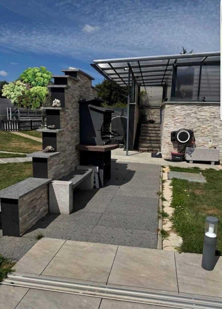 Erstklassiger Bungalow mit Swimmingpool, Werkstatt und Garage