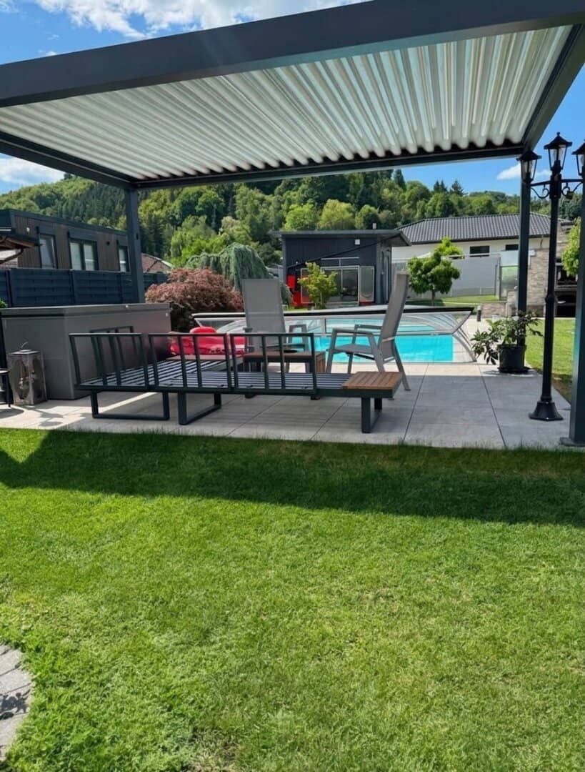 Erstklassiger Bungalow mit Swimmingpool, Werkstatt und Garage