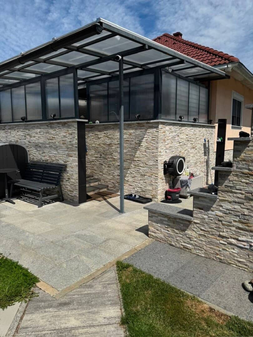 Erstklassiger Bungalow mit Swimmingpool, Werkstatt und Garage