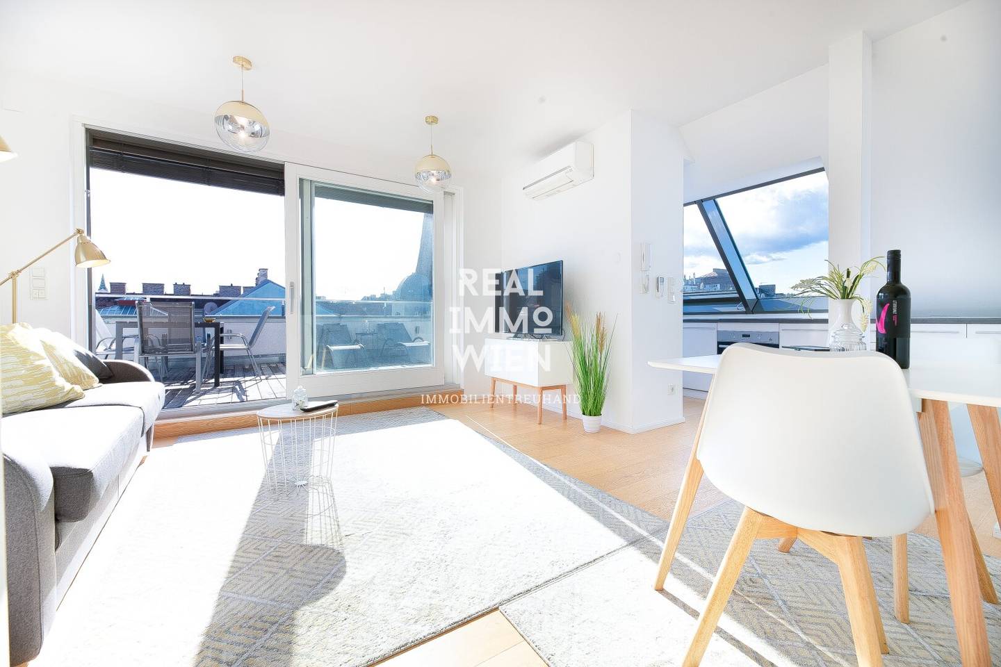 Exklusive 4-Zi-Dachgeschosswohnung mit 35 m² Terrasse &amp; Balkon mit Rundumblick auf Innenstadt und Kahlenberg
