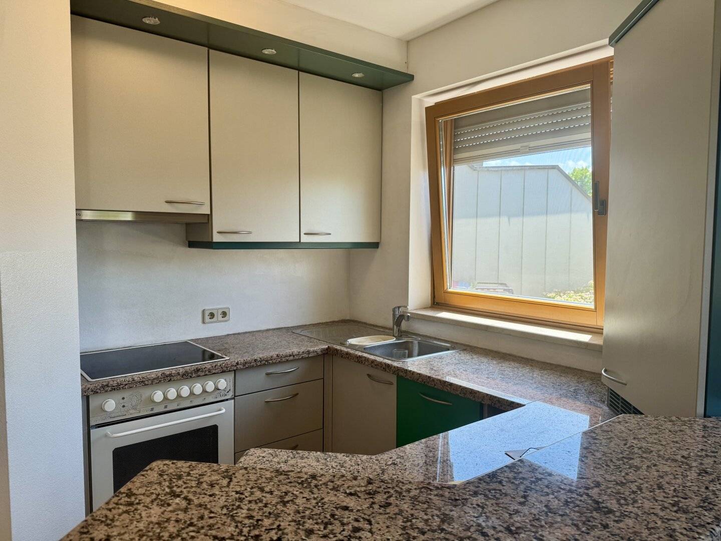 Helle 2-Zimmer-Dachgeschosswohnung mit sonniger Terrasse und Tiefgarage