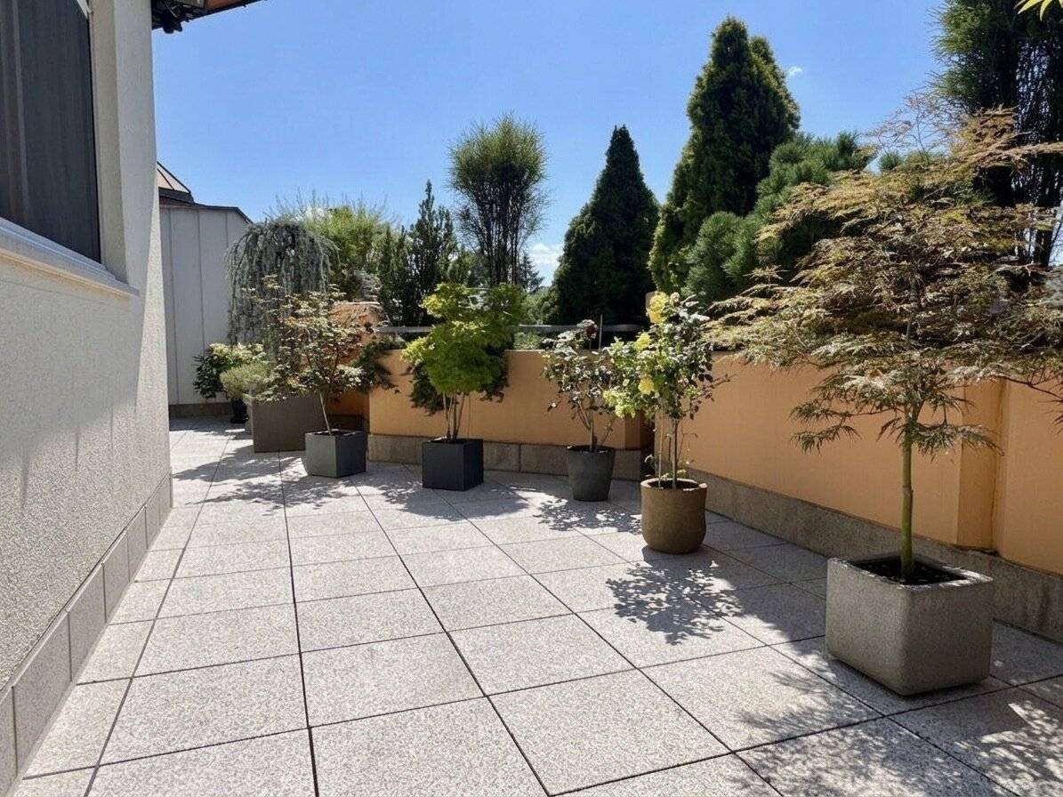 Helle 2-Zimmer-Dachgeschosswohnung mit sonniger Terrasse und Tiefgarage