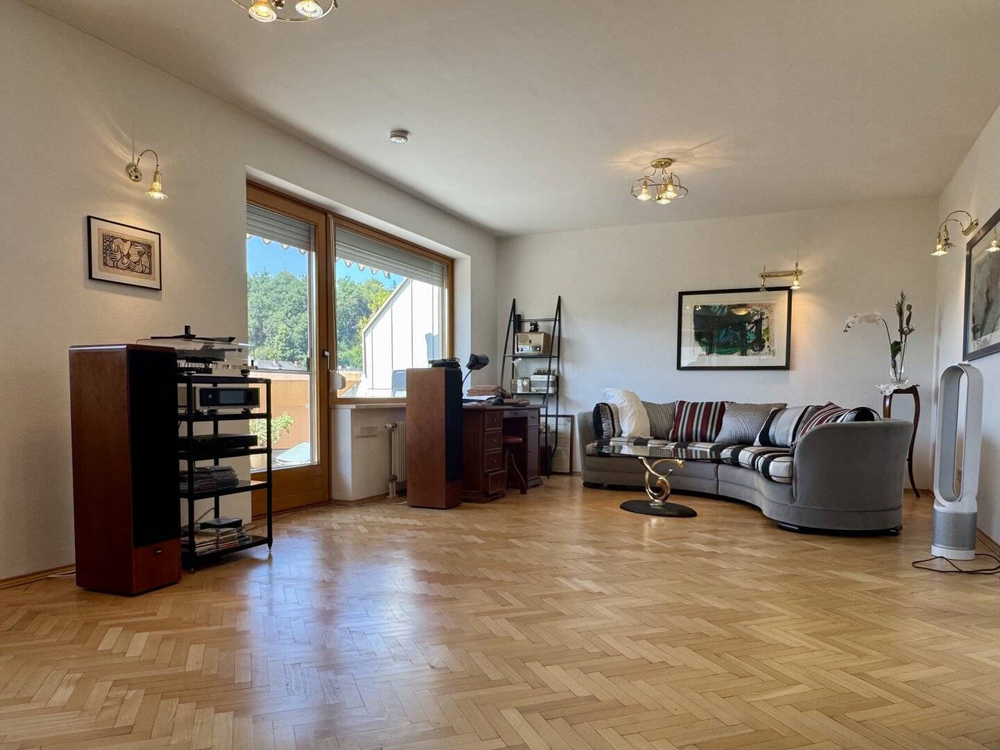 Helle 2-Zimmer-Dachgeschosswohnung mit sonniger Terrasse und Tiefgarage