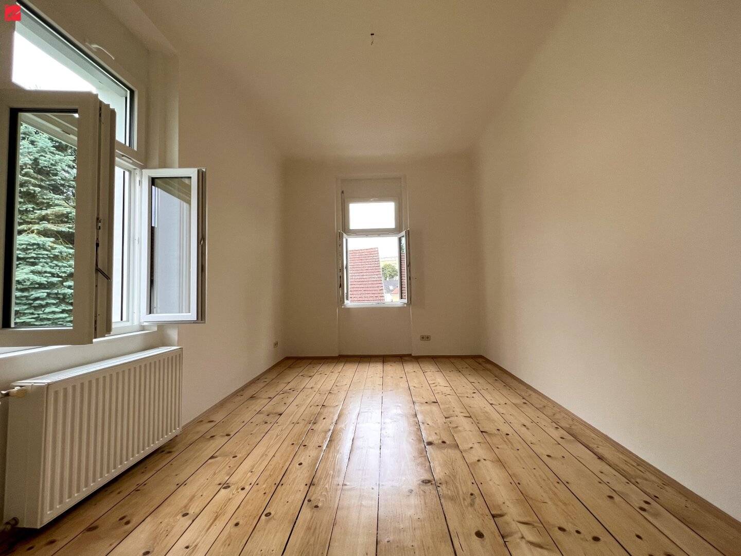 Renovierte Altbauwohnung mit Balkon!