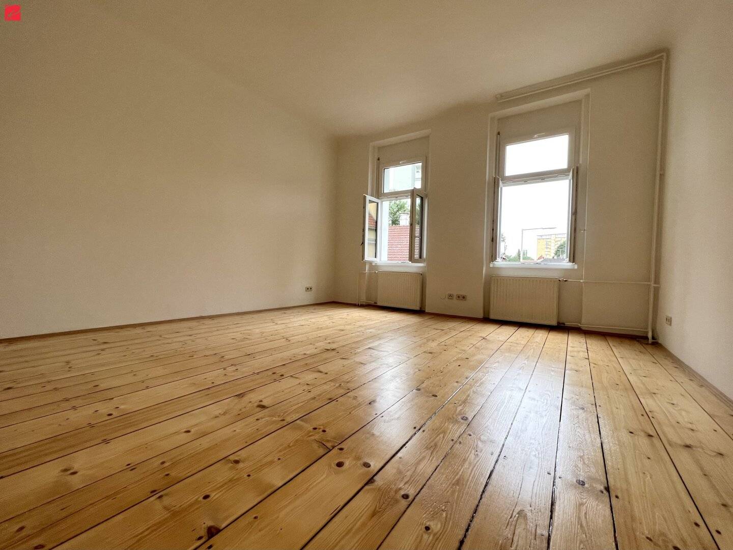 Renovierte Altbauwohnung mit Balkon!
