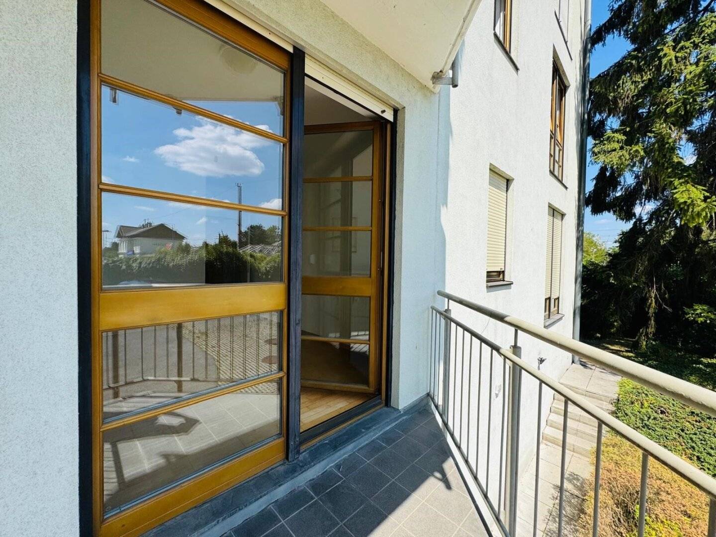 Sunny balcony apartment in central location