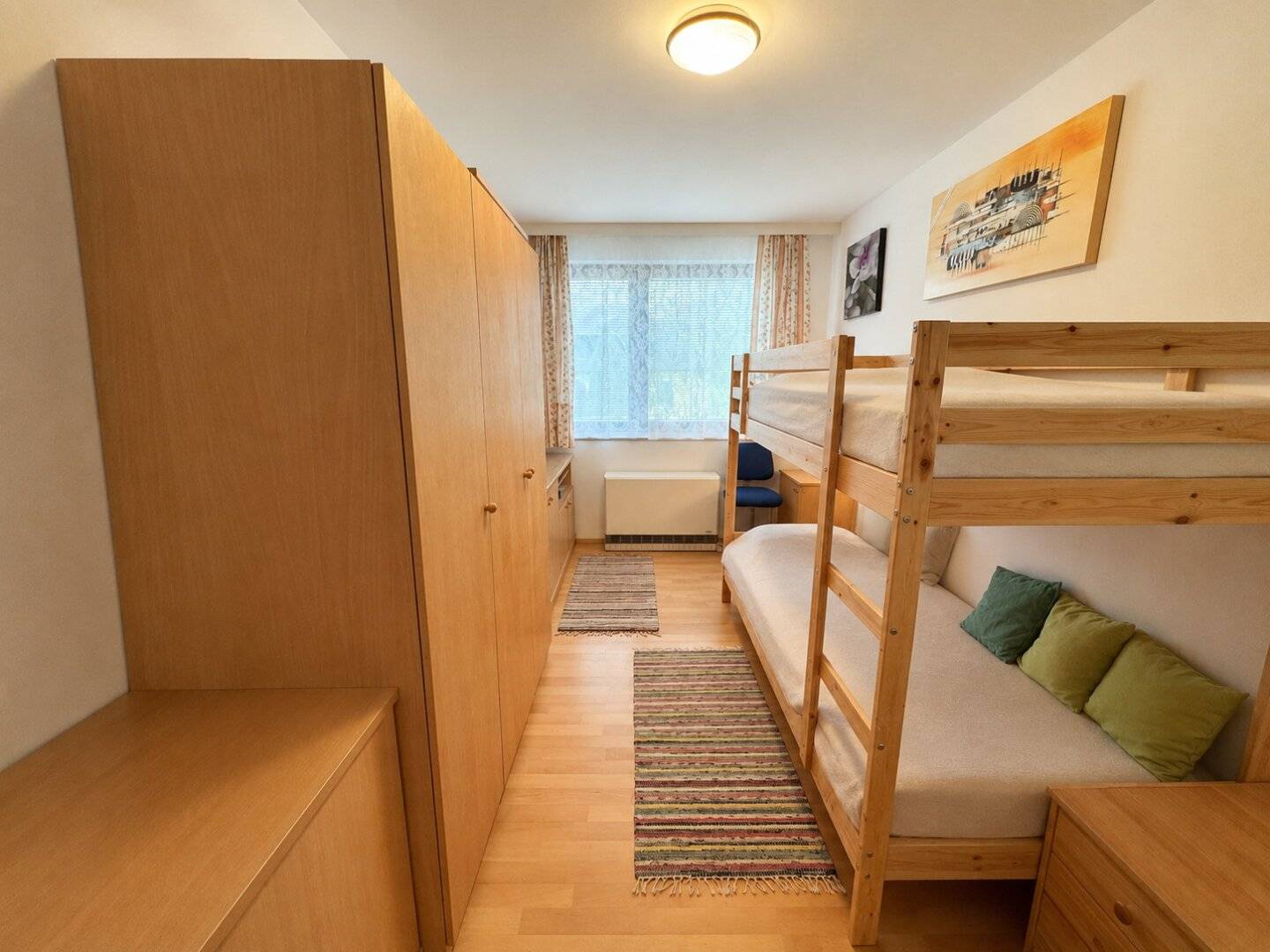 Möblierte 2-Zimmer-Wohnung mit Eckbalkon im Grünen – Gemeinschaftsgarten, Parkplatz