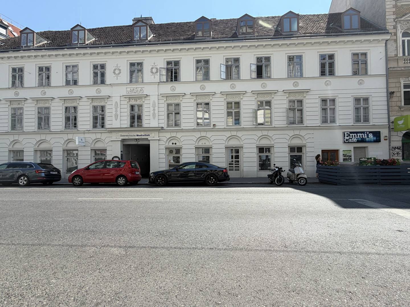 Apartment in a busy location