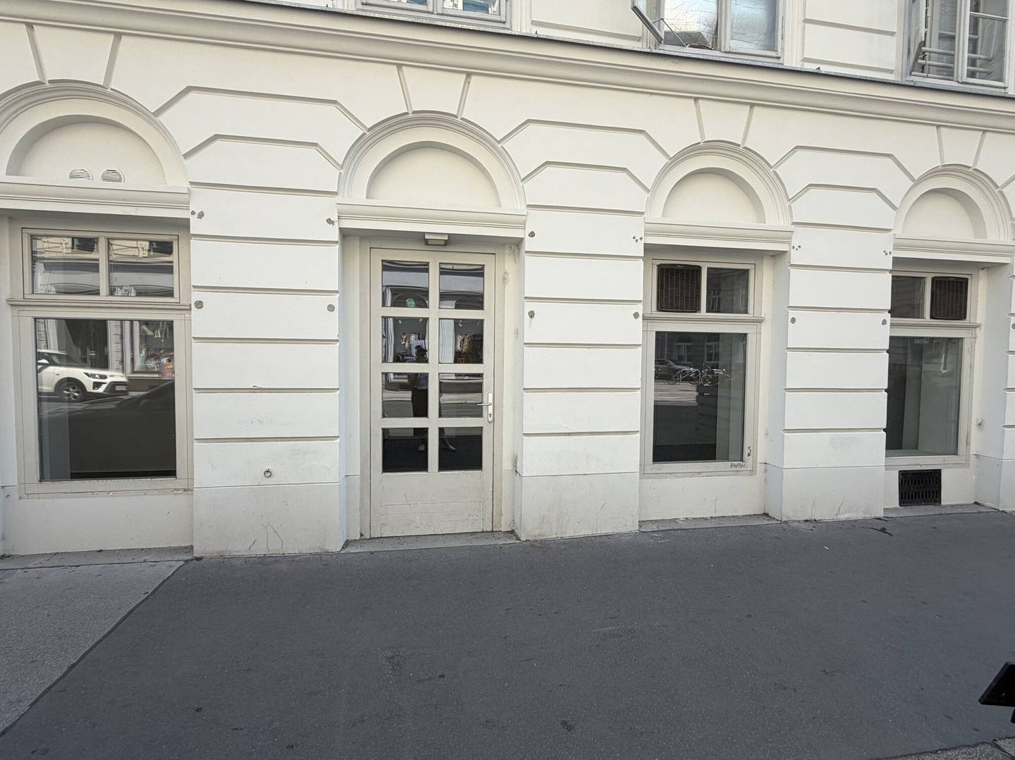 Apartment in a busy location