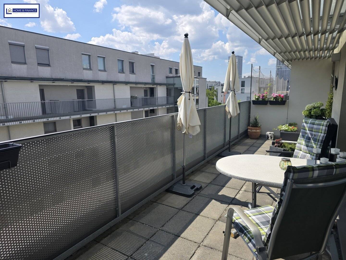 herrliche Terrasse! Dachgeschoss! 3 Minuten bis zum Donauzentrum!