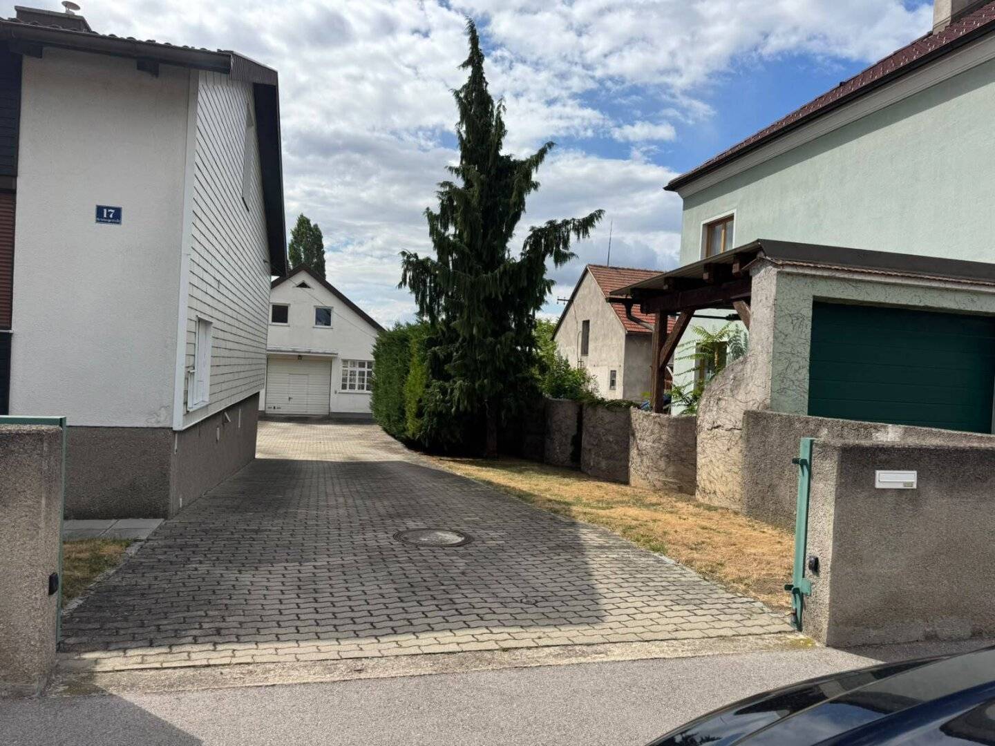 Exposé – Single-family house with large plot and versatile outbuilding in Leobersdorf
