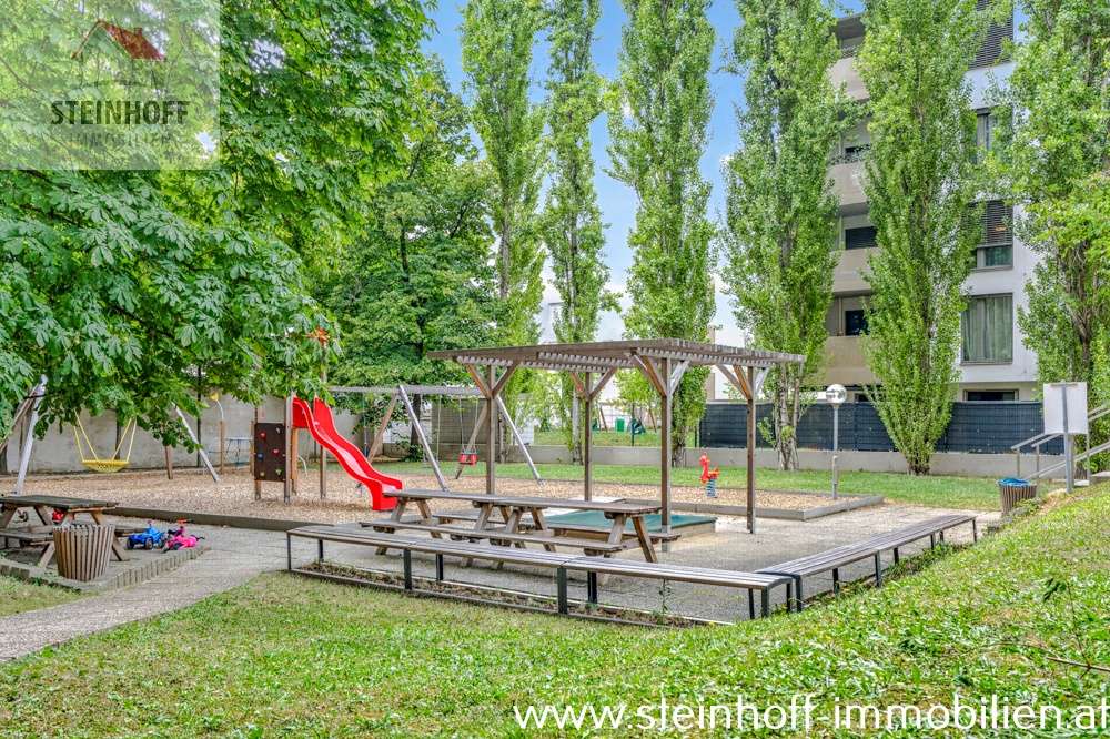 Quiet bright apartment near Mariahilfer Straße with courtyard balcony