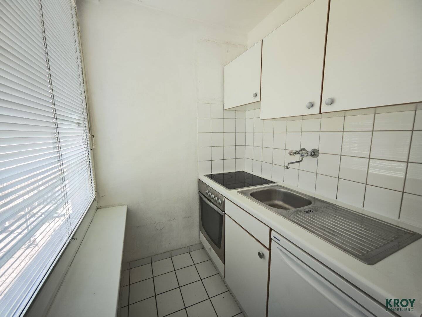 Sunny studio apartment - central city location