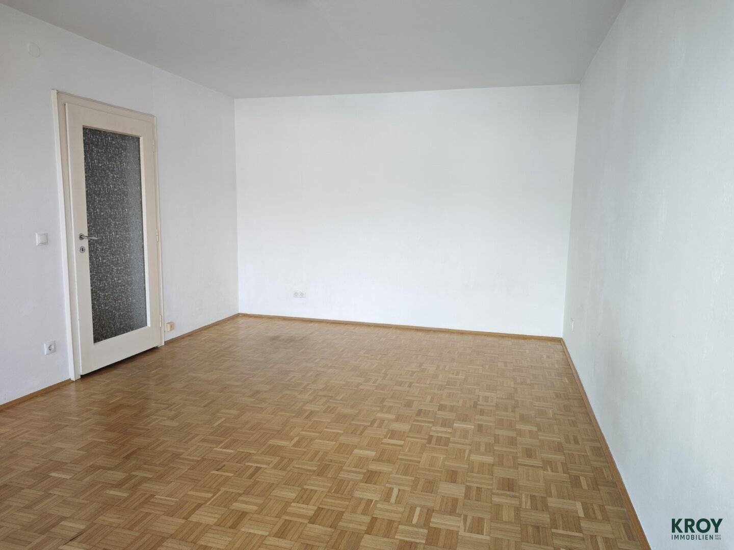 Sunny studio apartment - central city location