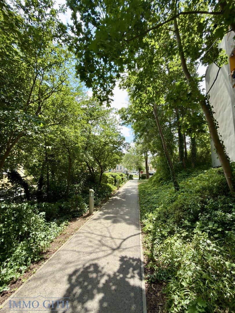 2-room garden apartment with loggia/wintergarden character, generous garden area &amp; garage parking in green quiet location of Baden for sale!