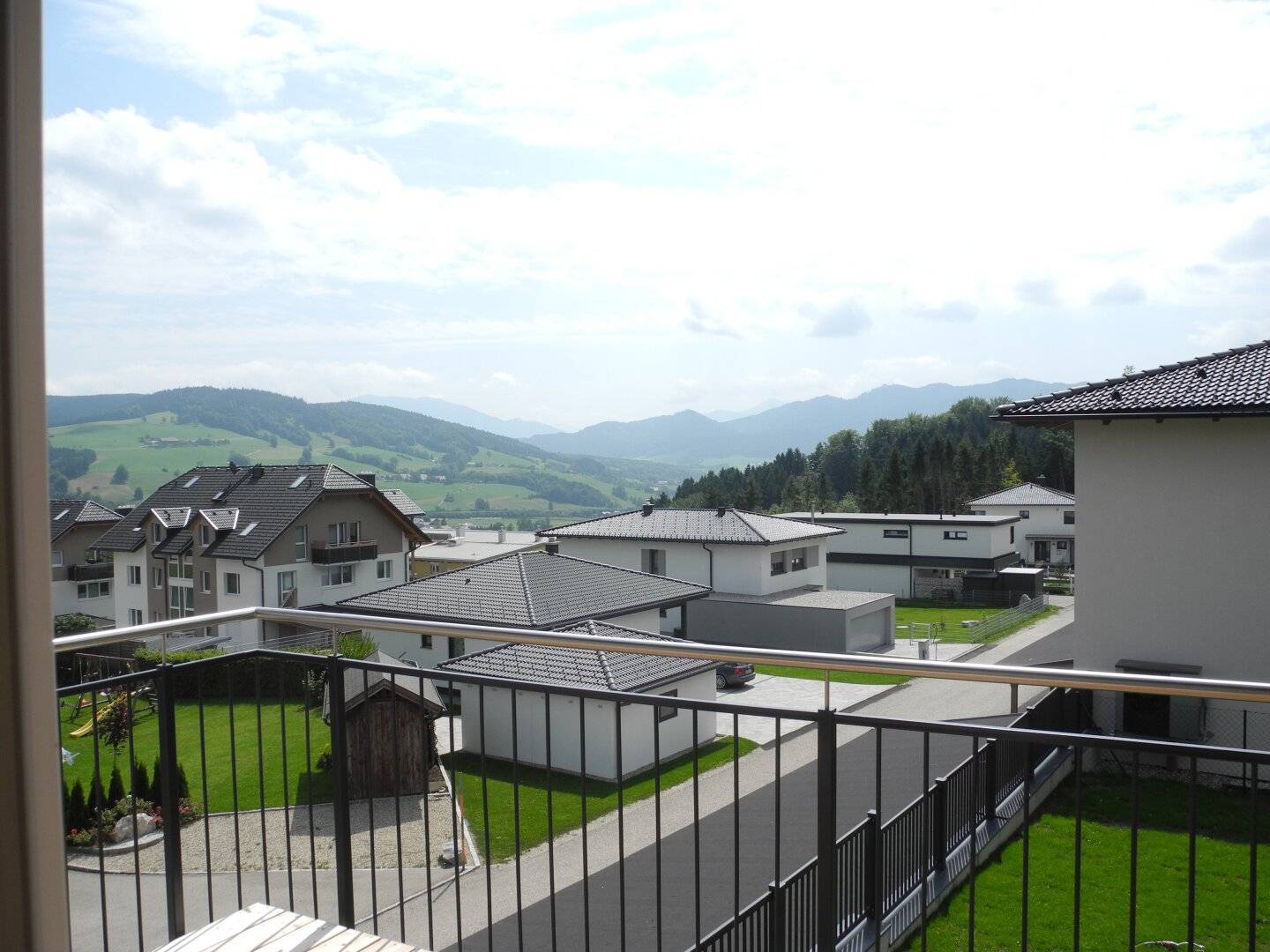 Like-new 3-room rental apartment in Oberwang with Carport and beautiful distant view