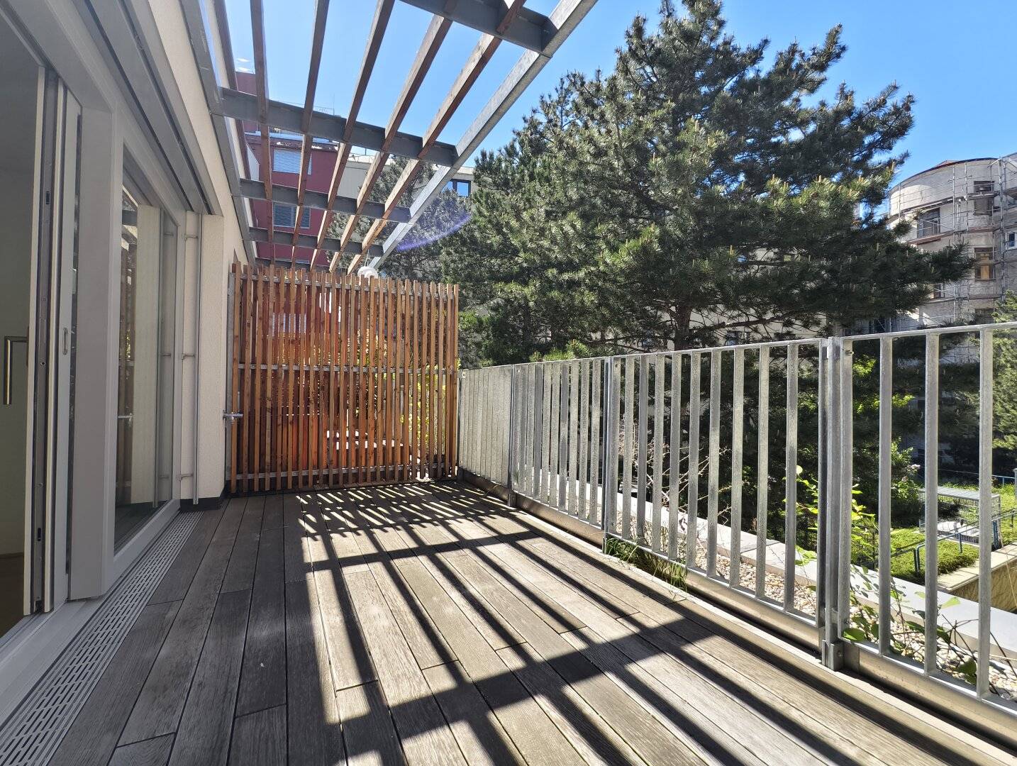 Pauschalmiete inklusive Warmwasser &amp; Heizung/Kühlung - Moderne 2-Zimmer-Wohnung mit schöner Terrasse in den Hof - Stilvolle Ausstattung