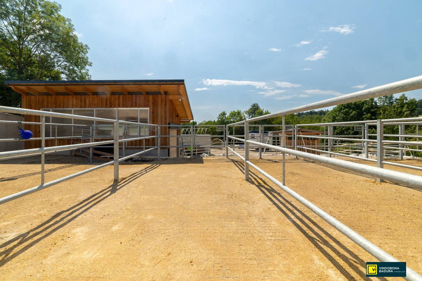 Pferdeparadies vor den Toren Wiens – Neu errichtete Reitanlage mit modernster Ausstattung