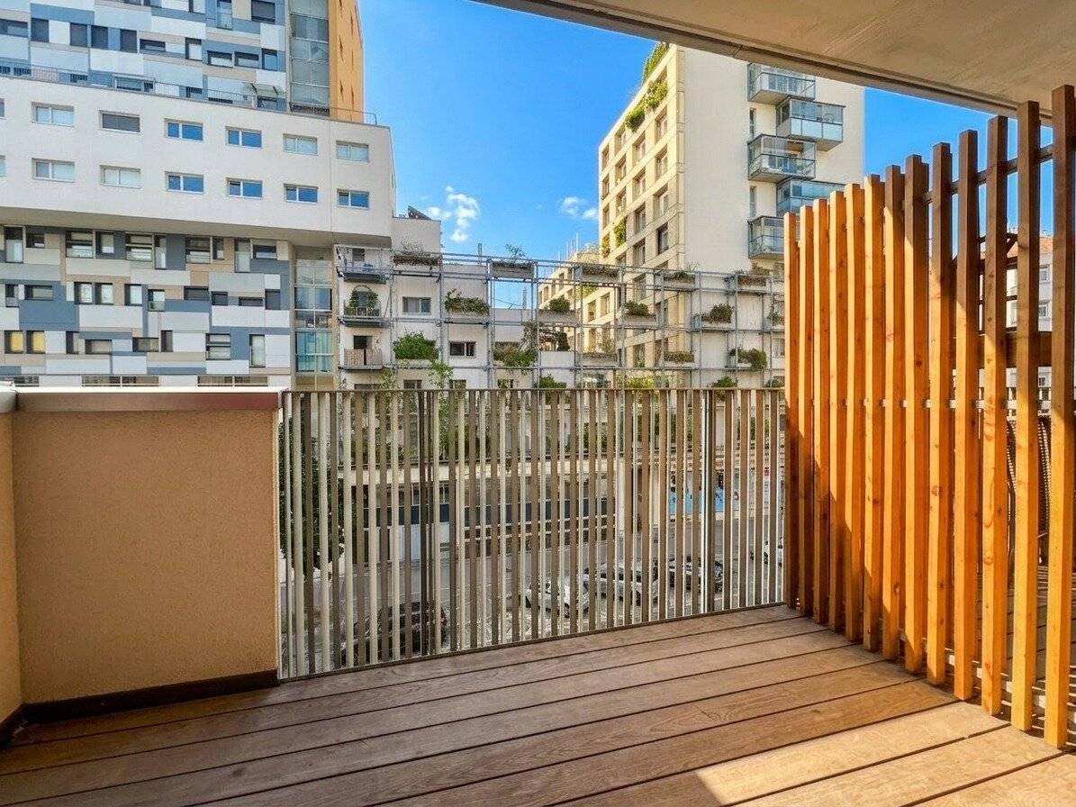 Flat-rate rent including hot water and heating - Modern 2-room apartment with spacious balcony - Stylish fittings