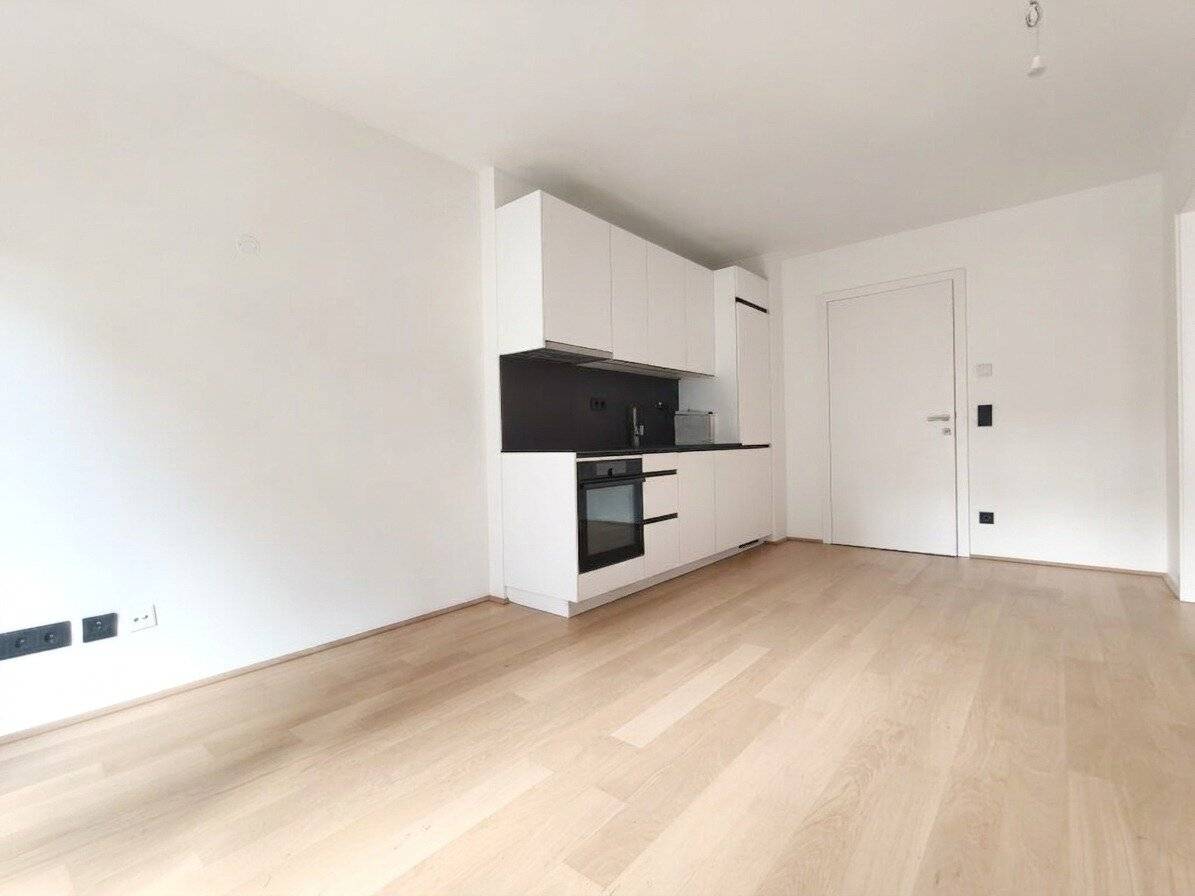 Flat-rate rent including hot water and heating - Modern 2-room apartment with spacious balcony - Stylish fittings