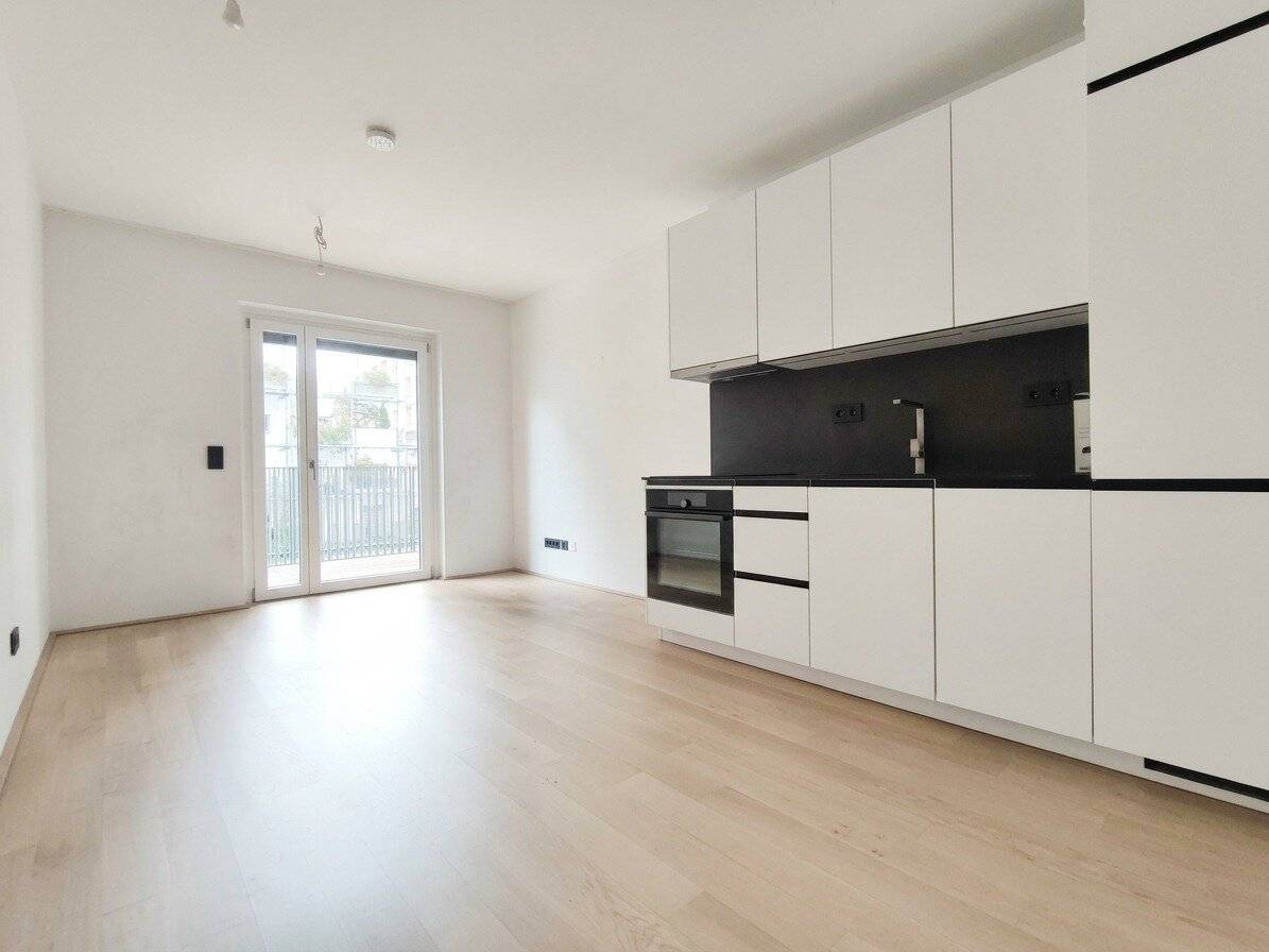 Flat-rate rent including hot water and heating - Modern 2-room apartment with spacious balcony - Stylish fittings