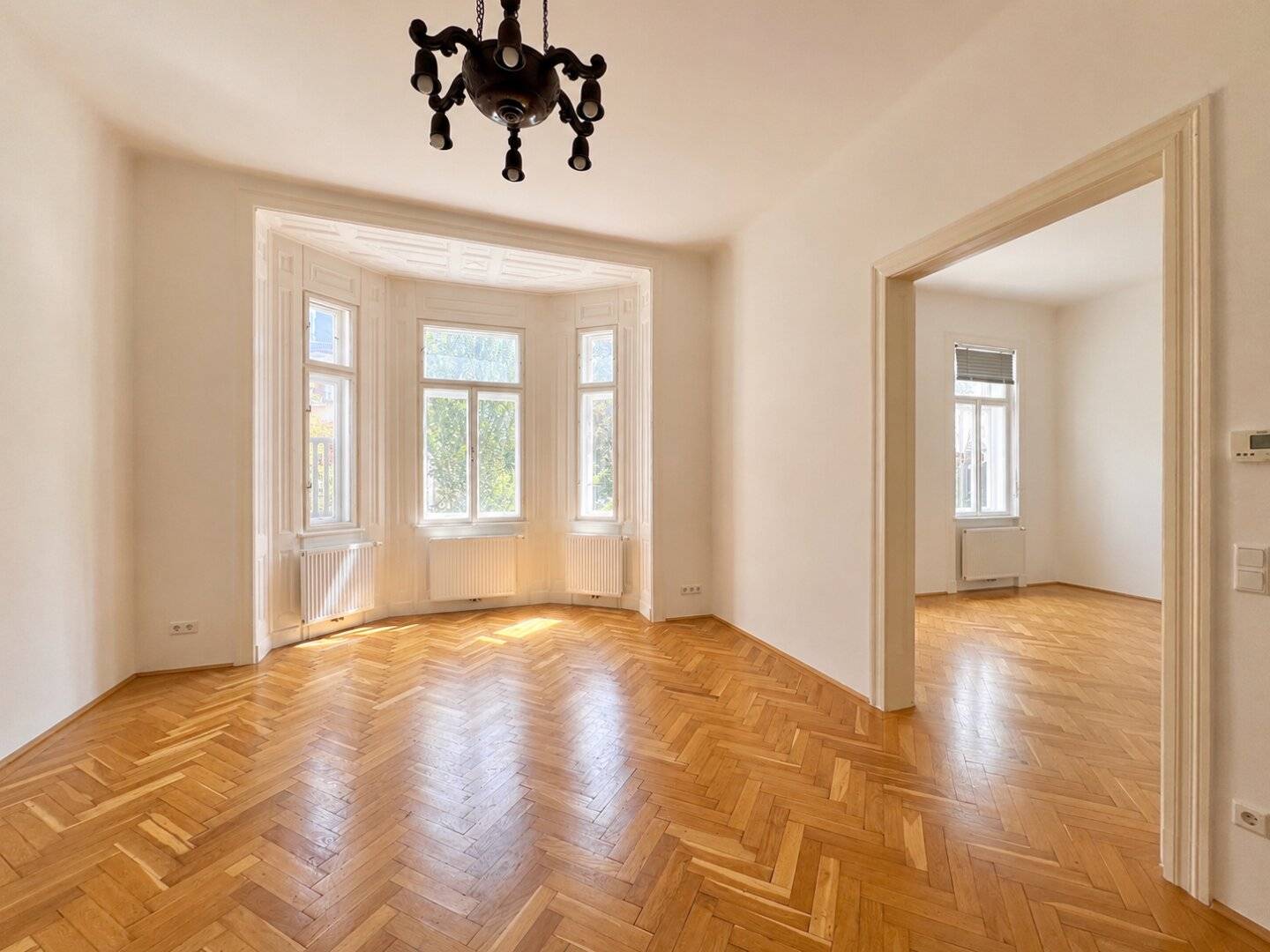 Rarity: spacious period style old building apartment in Ober St. Veit