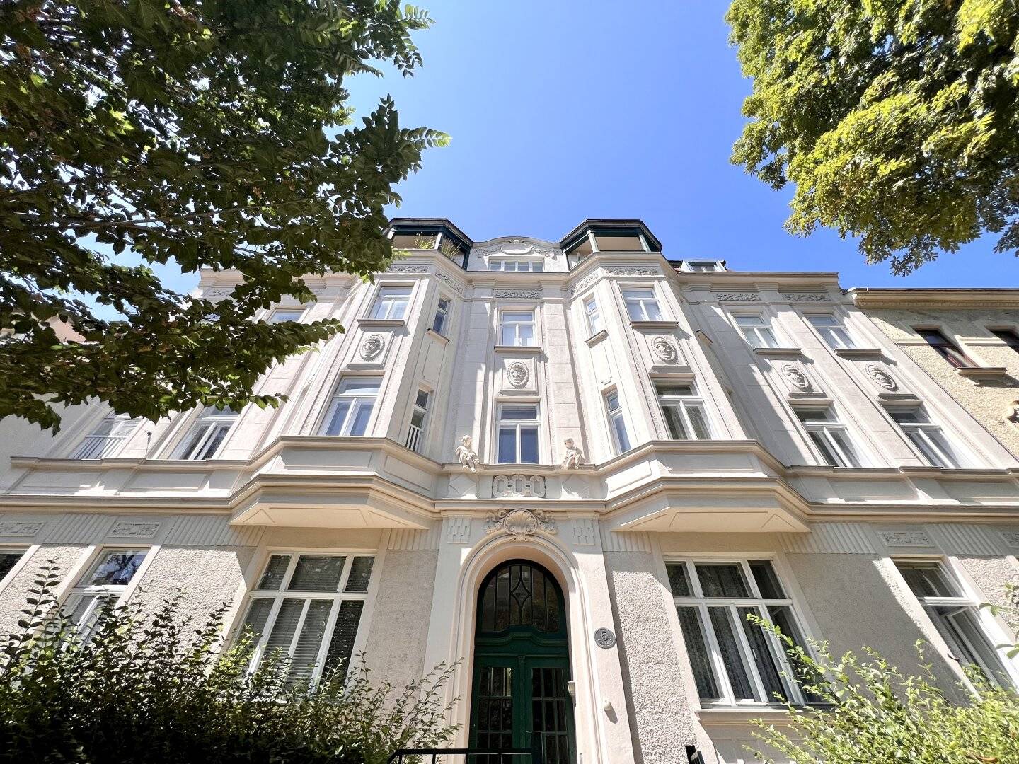Rarity: spacious period style old building apartment in Ober St. Veit